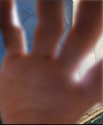 Das Foto zeigt eine Hand, die das Kamerabild verdeckt