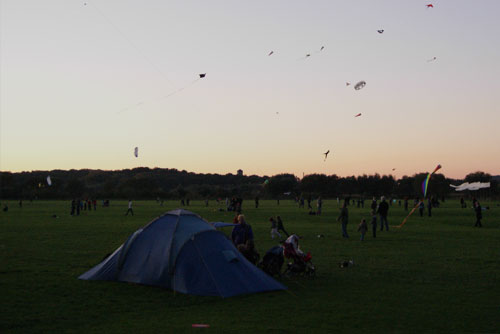 Eine Campingszene am späten Abend