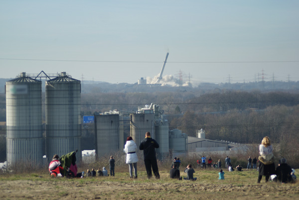 Sprengung des Kraftwerks Knepper. Im Vordergrund Beobachter auf der Halde Groppenbruch in Lünen-Brambauer.