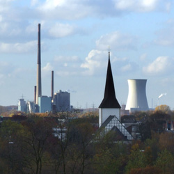 Das Kraftwerk Lünen, im Vordergrund die Stadtkirche Sankt Georg