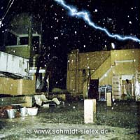 Gewitter auf dem Dach - Fotomontage mit Blitz