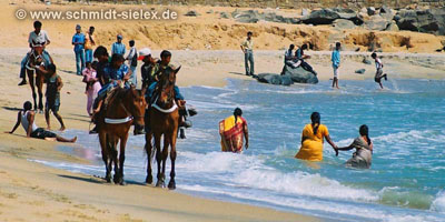 Ein Bad mit Sari - Strand in Mamallapuram